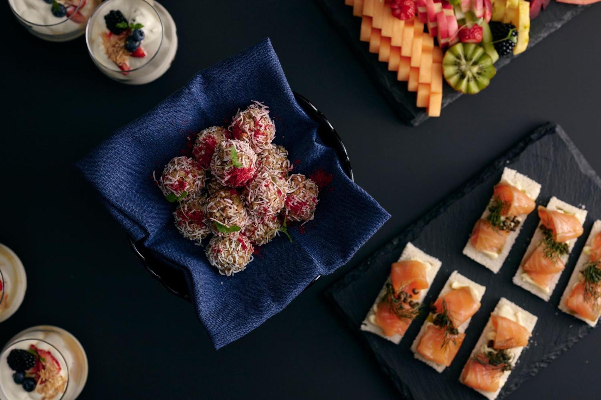 فندق ميدنايت، أوتوجراف كولكشن كنبرا المظهر الخارجي الصورة A selection of canapés