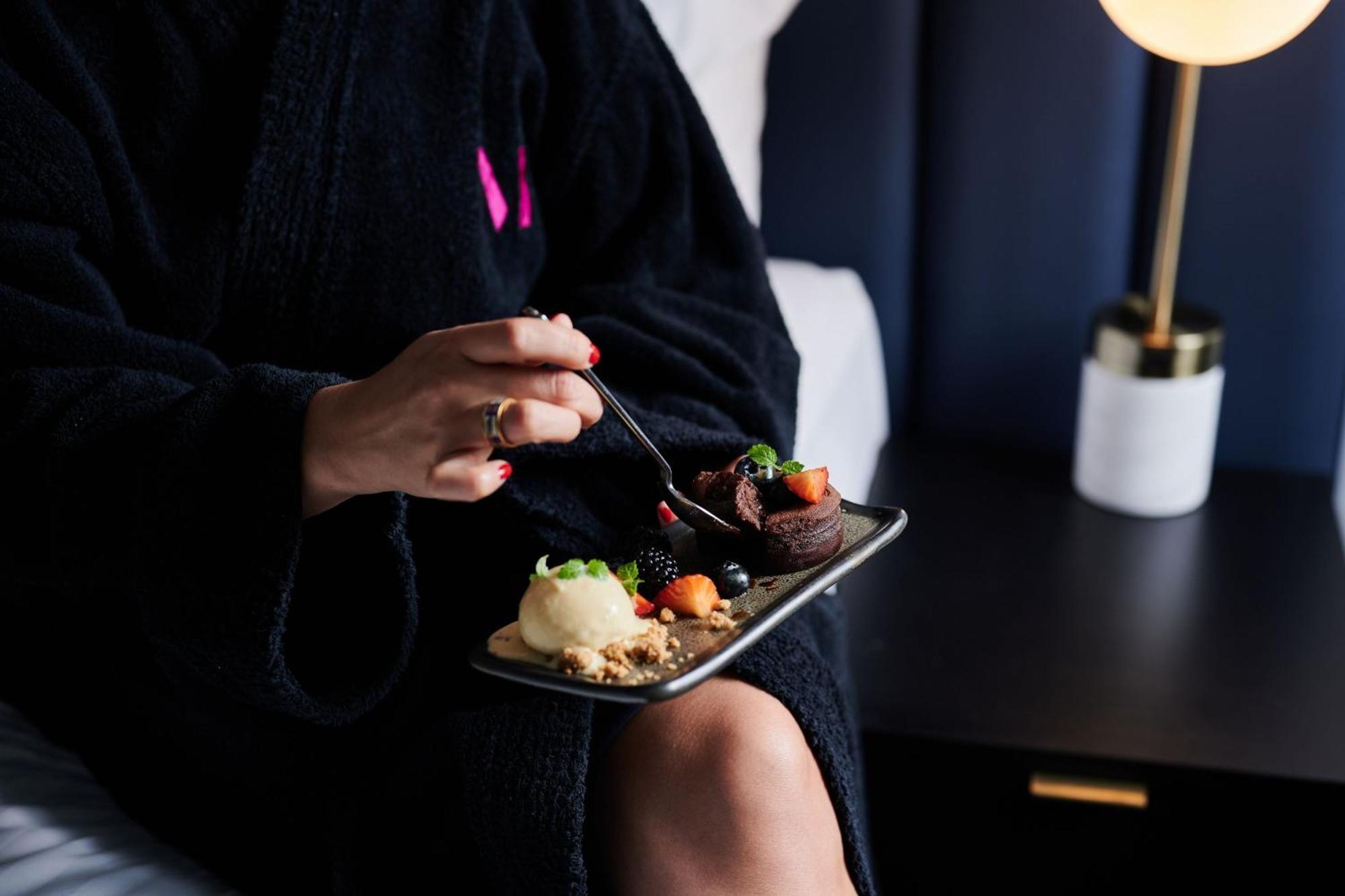 فندق ميدنايت، أوتوجراف كولكشن كنبرا المظهر الخارجي الصورة A woman wearing a bathrobe