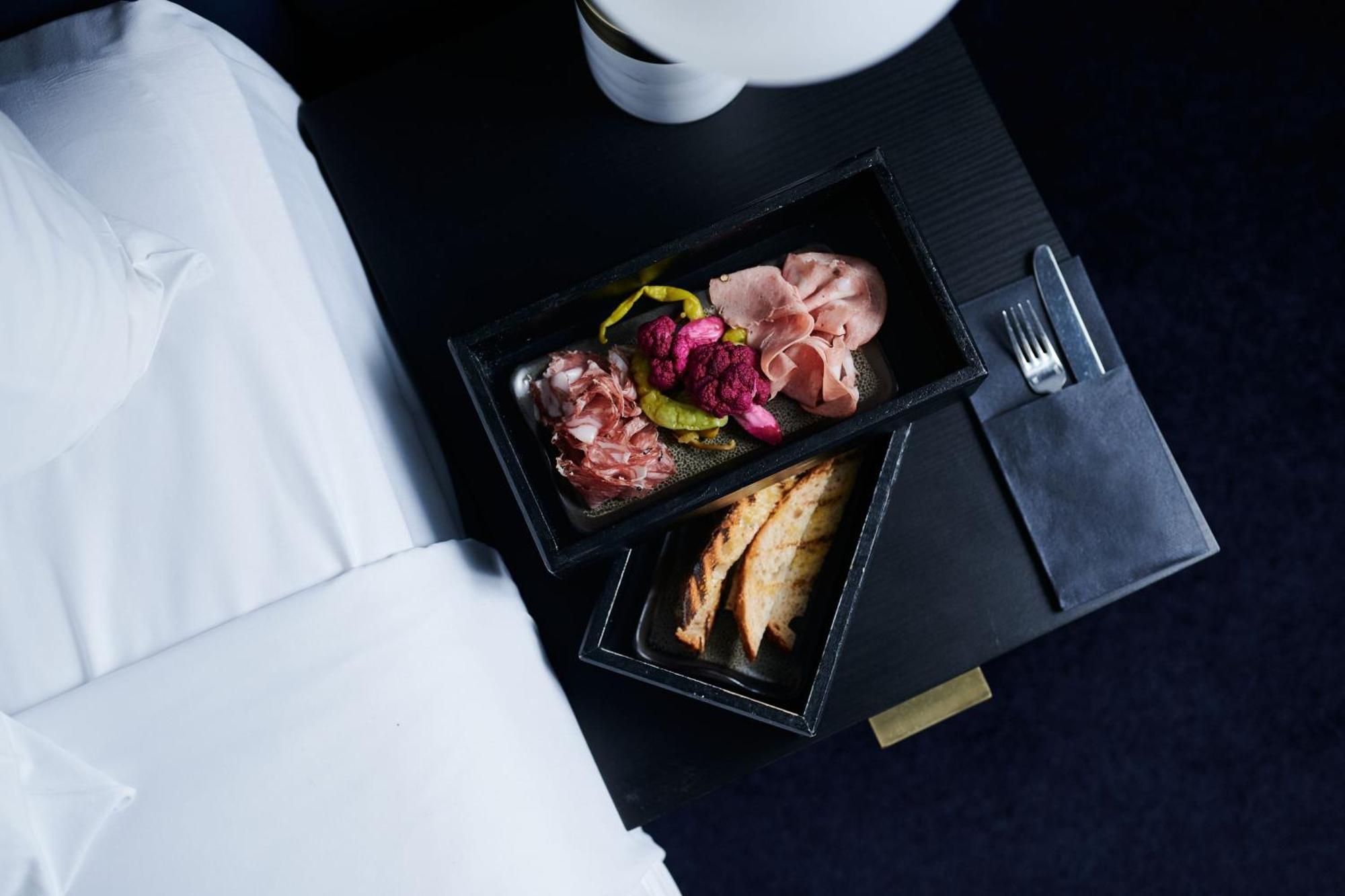 فندق ميدنايت، أوتوجراف كولكشن كنبرا المظهر الخارجي الصورة A first-class meal on board a Lufthansa plane