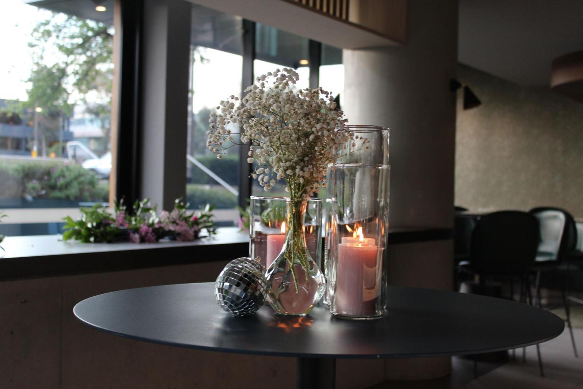 فندق ميدنايت، أوتوجراف كولكشن كنبرا المظهر الخارجي الصورة A table with a centerpiece