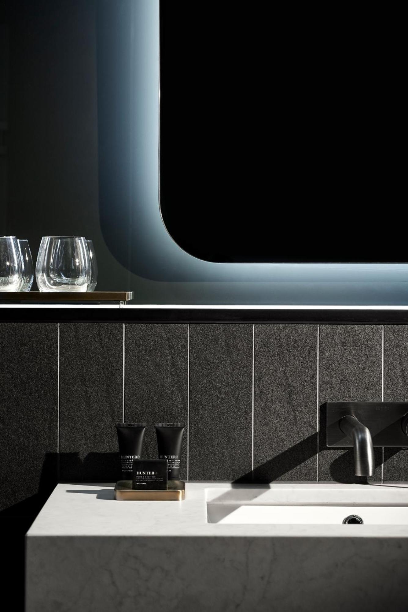 فندق ميدنايت، أوتوجراف كولكشن كنبرا المظهر الخارجي الصورة A kitchen with a black granite countertop