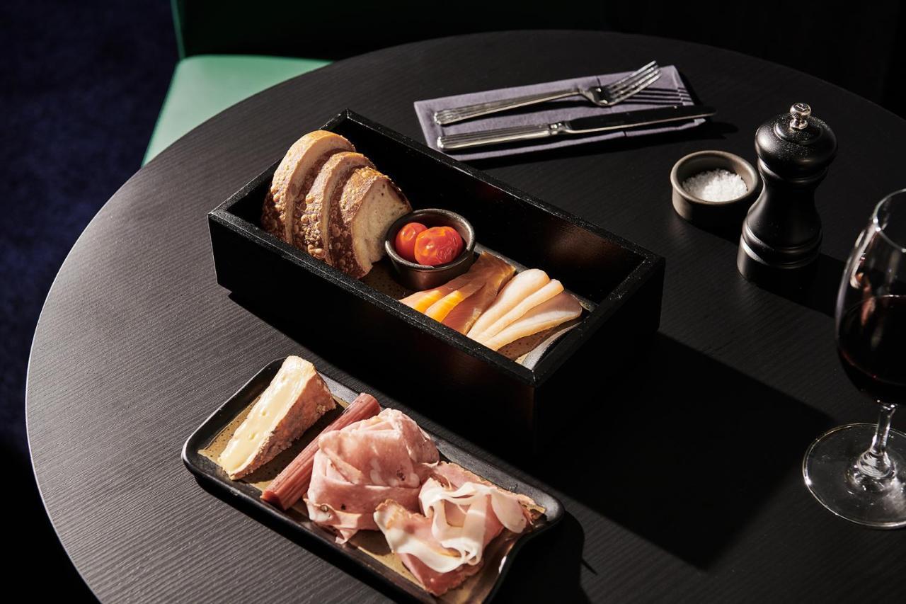 فندق ميدنايت، أوتوجراف كولكشن كنبرا المظهر الخارجي الصورة A selection of cured meats and cheeses