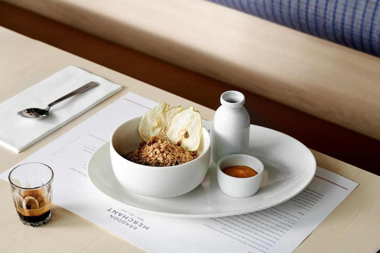 فندق ميدنايت، أوتوجراف كولكشن كنبرا المظهر الخارجي الصورة A bowl of granola with milk and honey